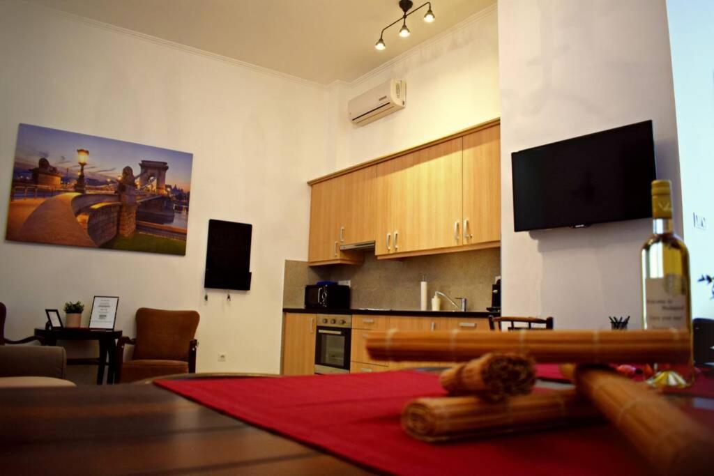 Central Budapest Apartment In Historical Building With Free Private Parking Exterior photo