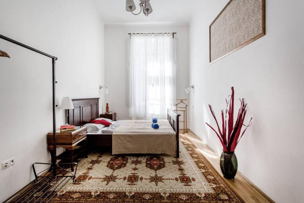 Central Budapest Apartment In Historical Building With Free Private Parking Exterior photo